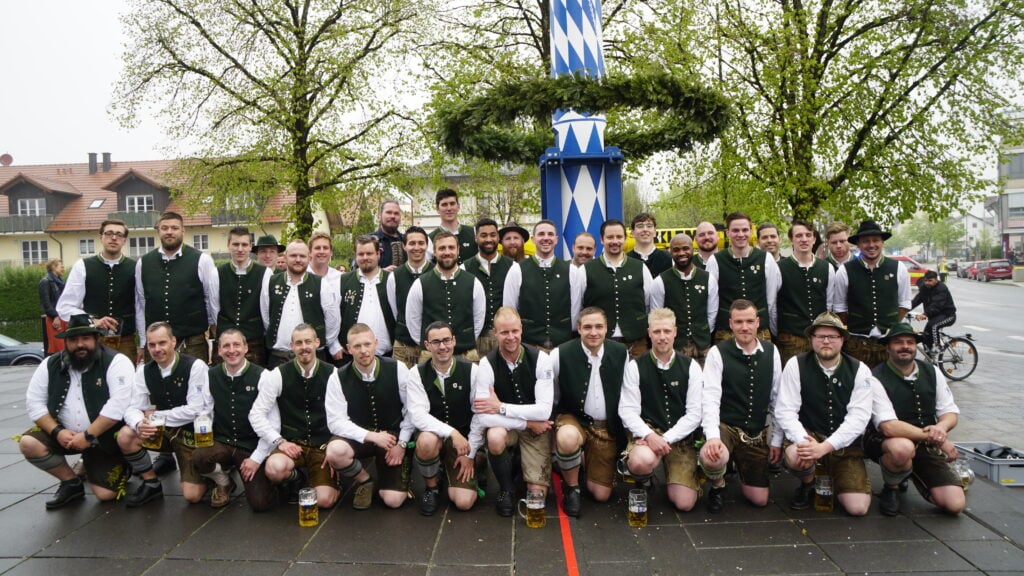 Maibaum stellen Gruppenbild